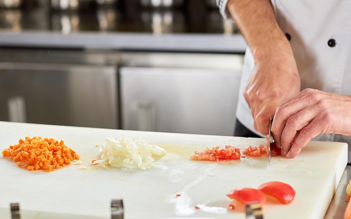 Brunoise corte domina la técnica en cocina La Fallera