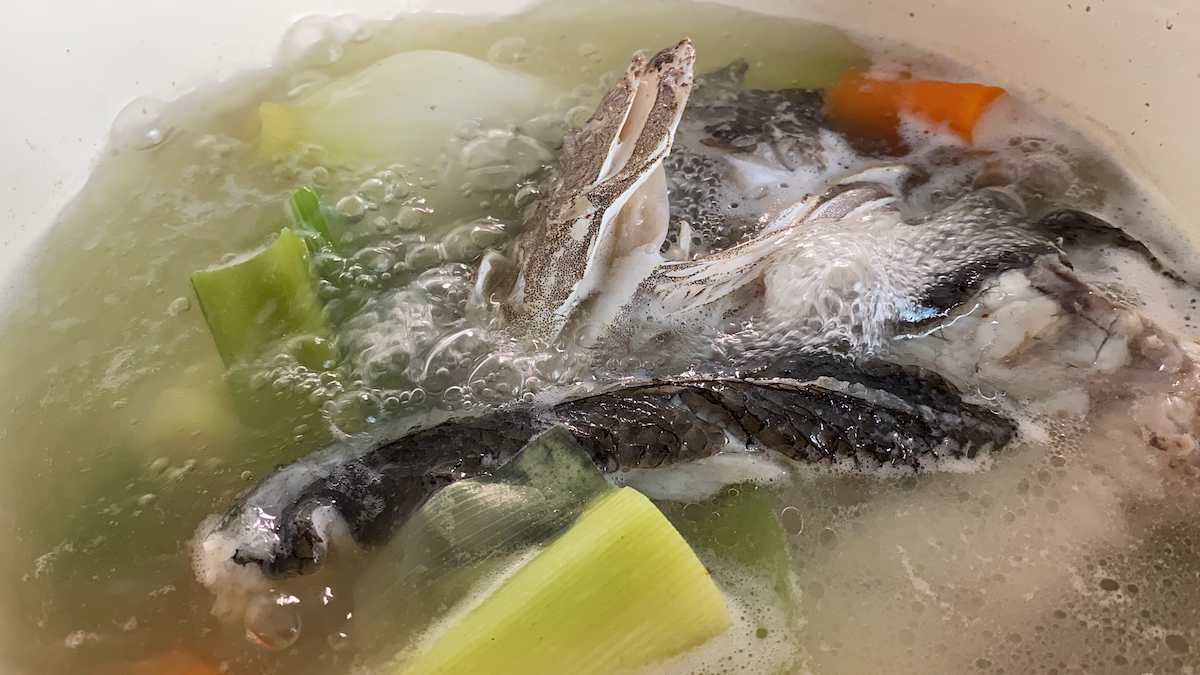 Cómo hacer un buen caldo de pescado casero