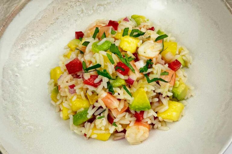 Foto de ¡Disfruta de una ensalada de arroz con gambas o langostinos fresca, deliciosa y llena de sabor!