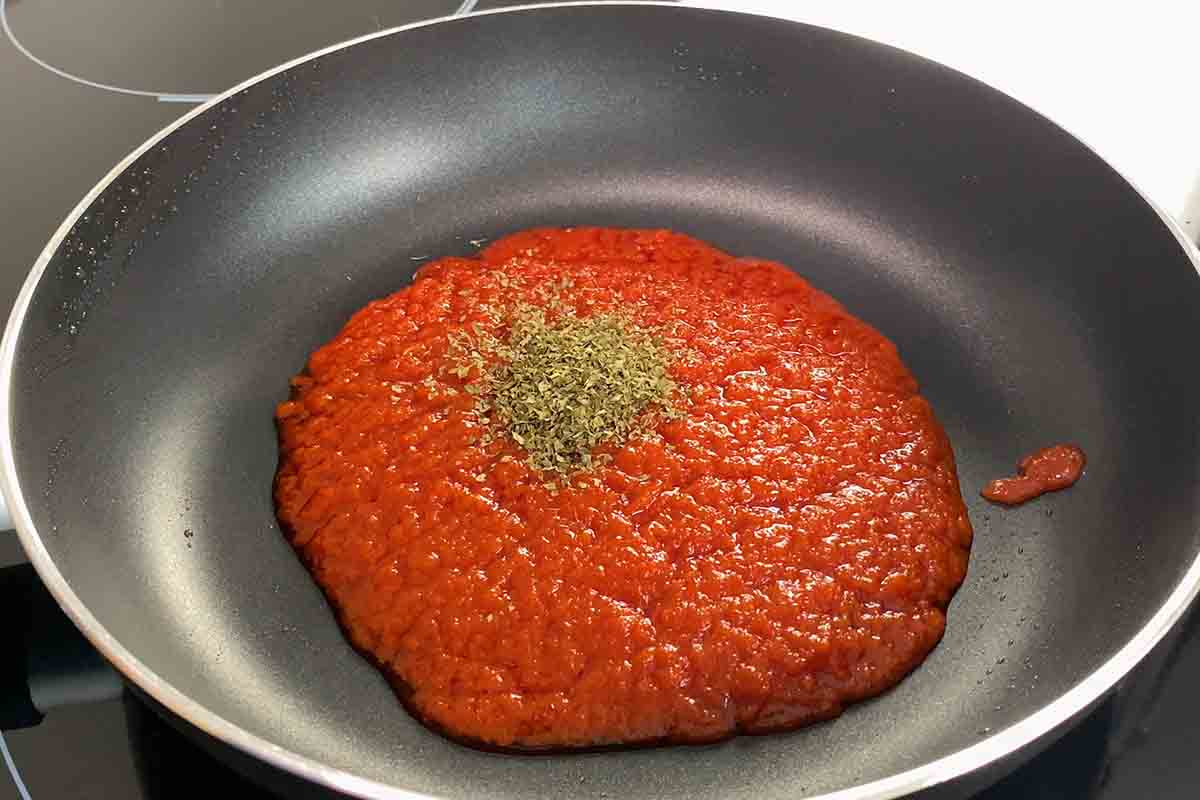 paso a paso arroz con tomate y salchichas calentar tomate