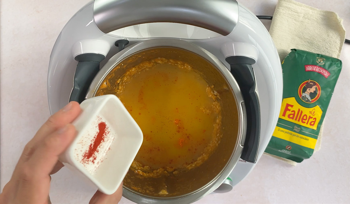 Añadir caldo y condimentos a Arroz con pollo thermomix niños