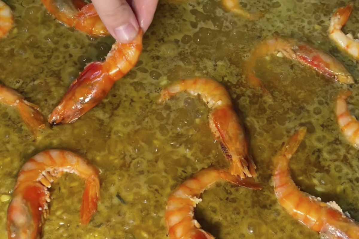 paso a paso arroz con almejas y gambas incorporar gambas