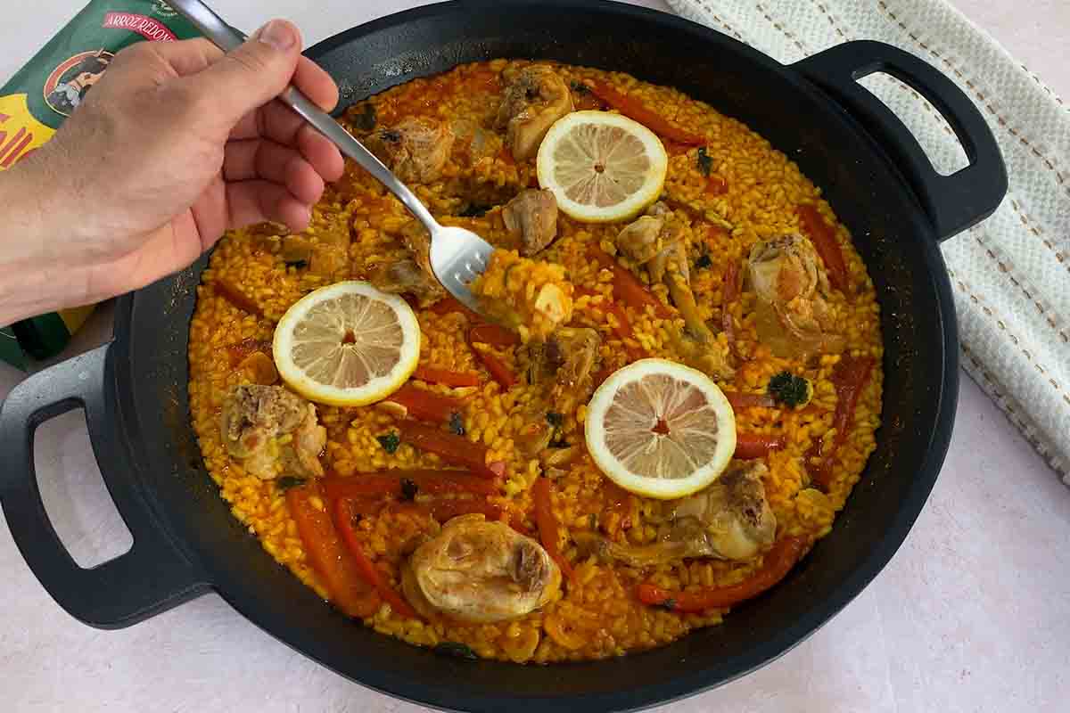 paso a paso arroz con conejo murciano emplatado