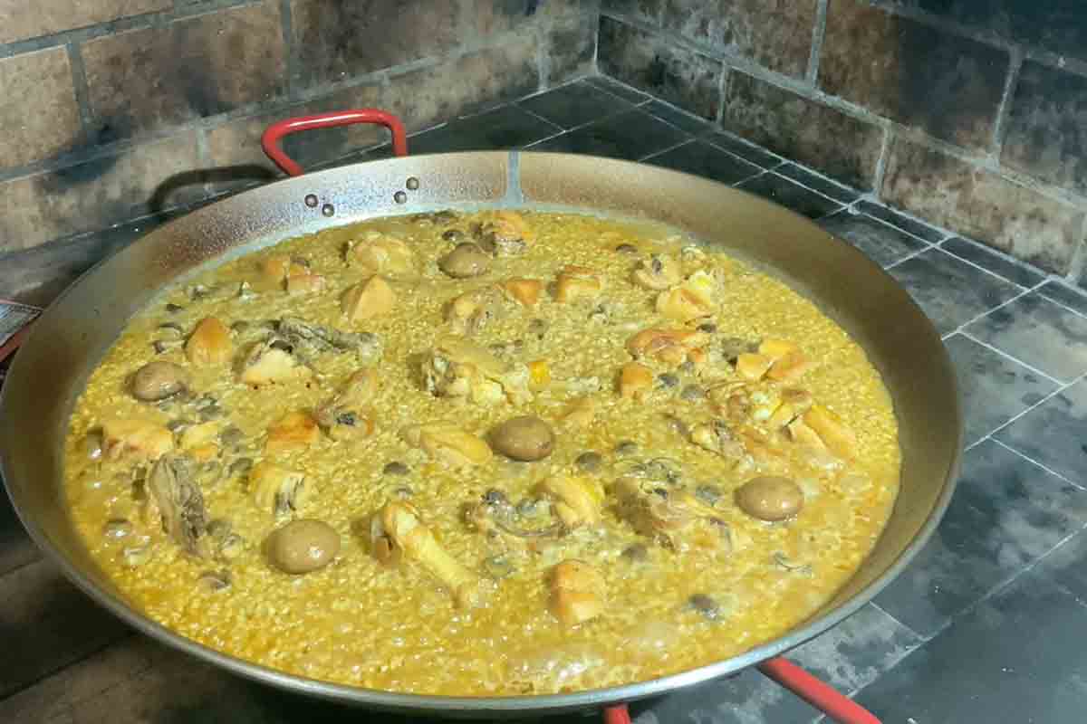 paso a paso arroz con pollo y champiñones decorar