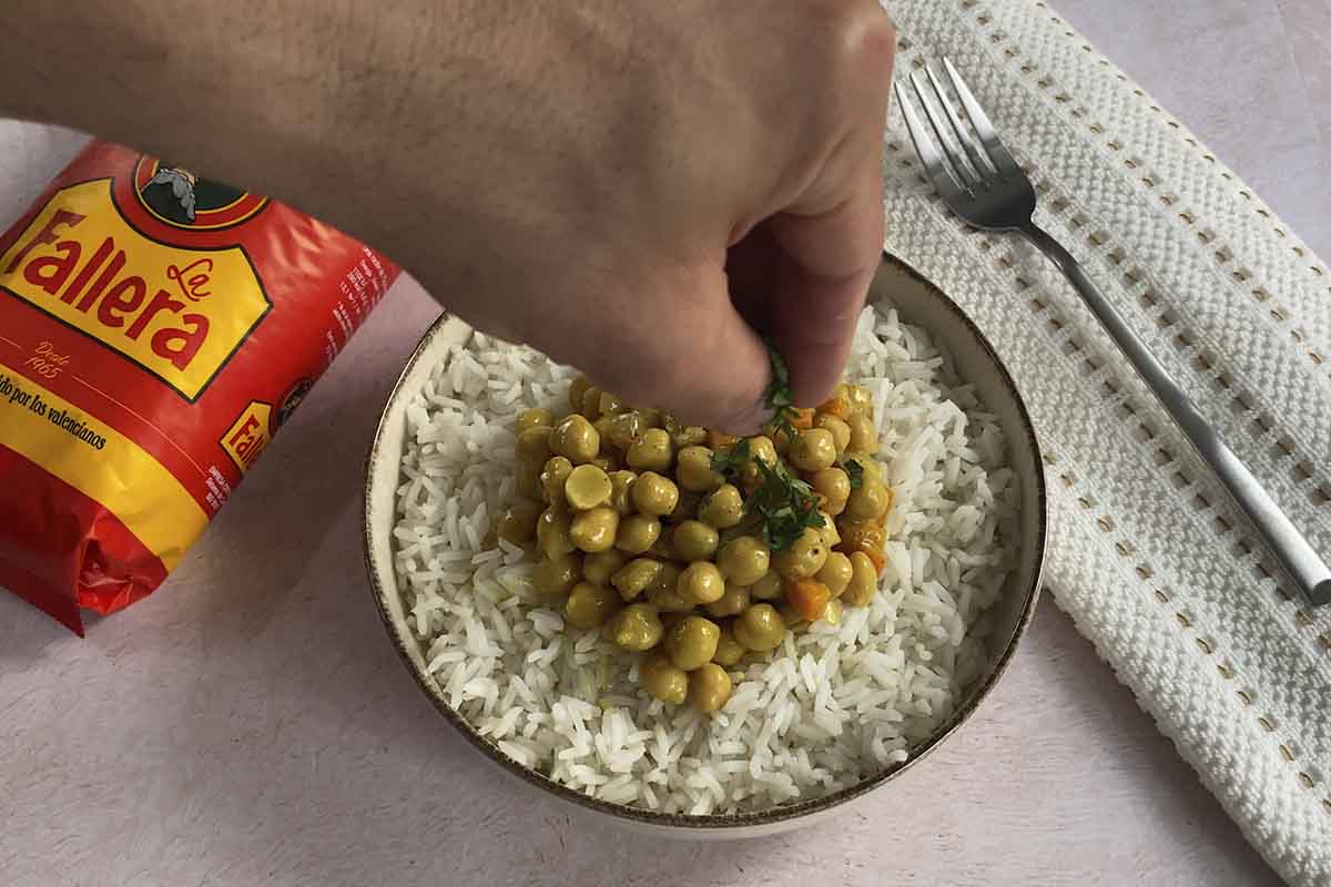 paso a paso garbanzos al curry con arroz emplatado