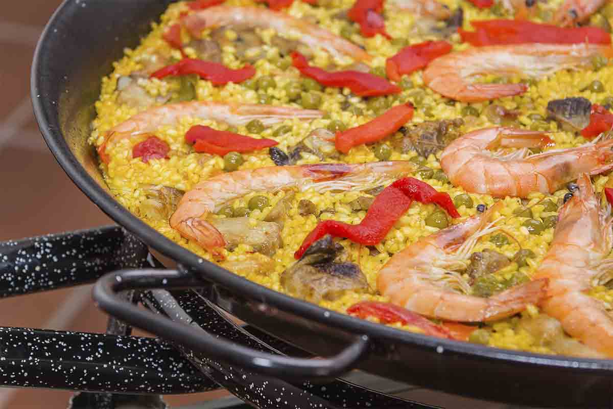 por qué se echa arroz en cruz paella