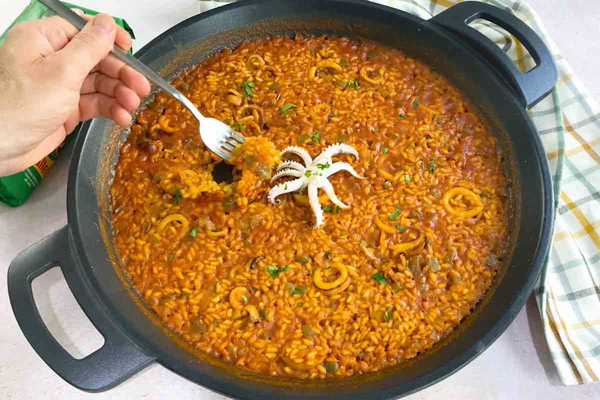 por qué se echa arroz en cruz paella