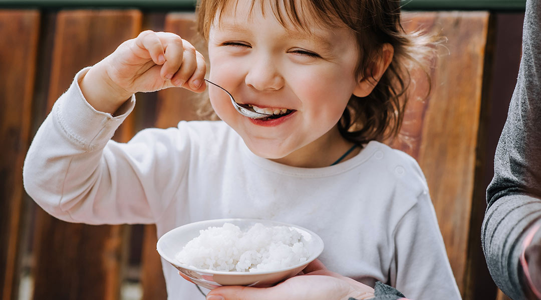 soñar niños arroz comiendo