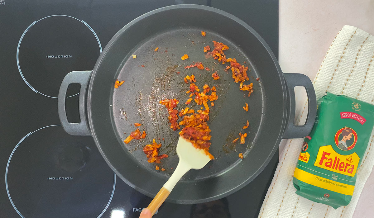 Pimentón y tomate en arroz con corvina