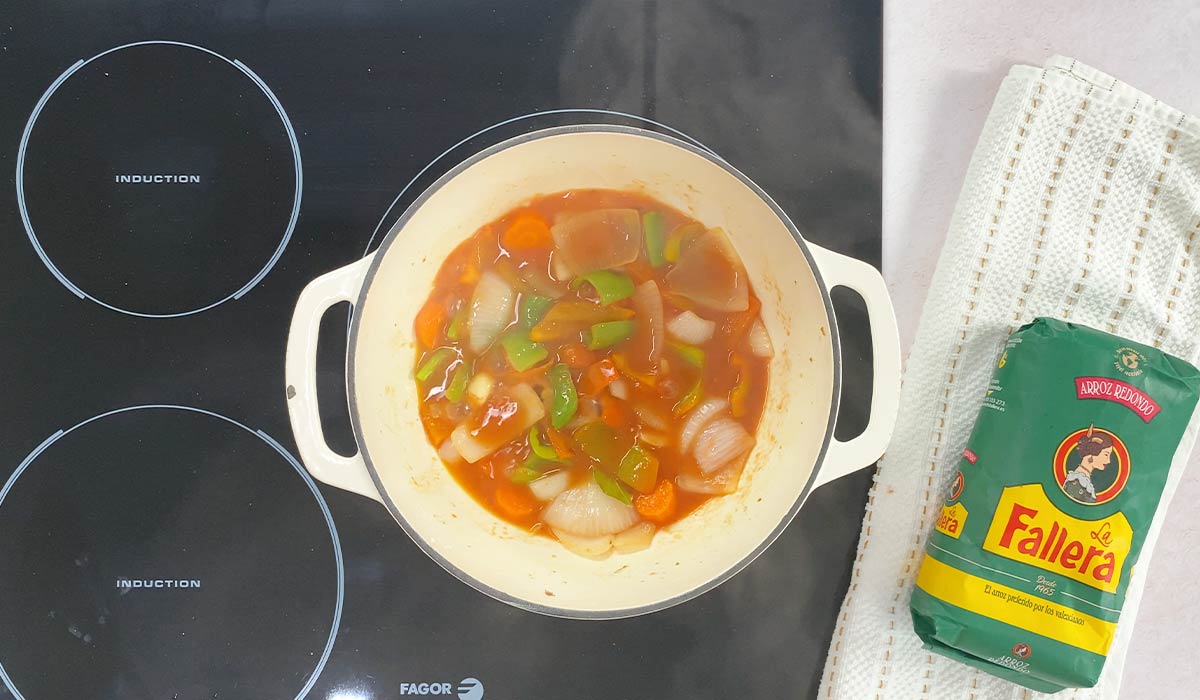 Vino y tomate en arroz con rabo de toro