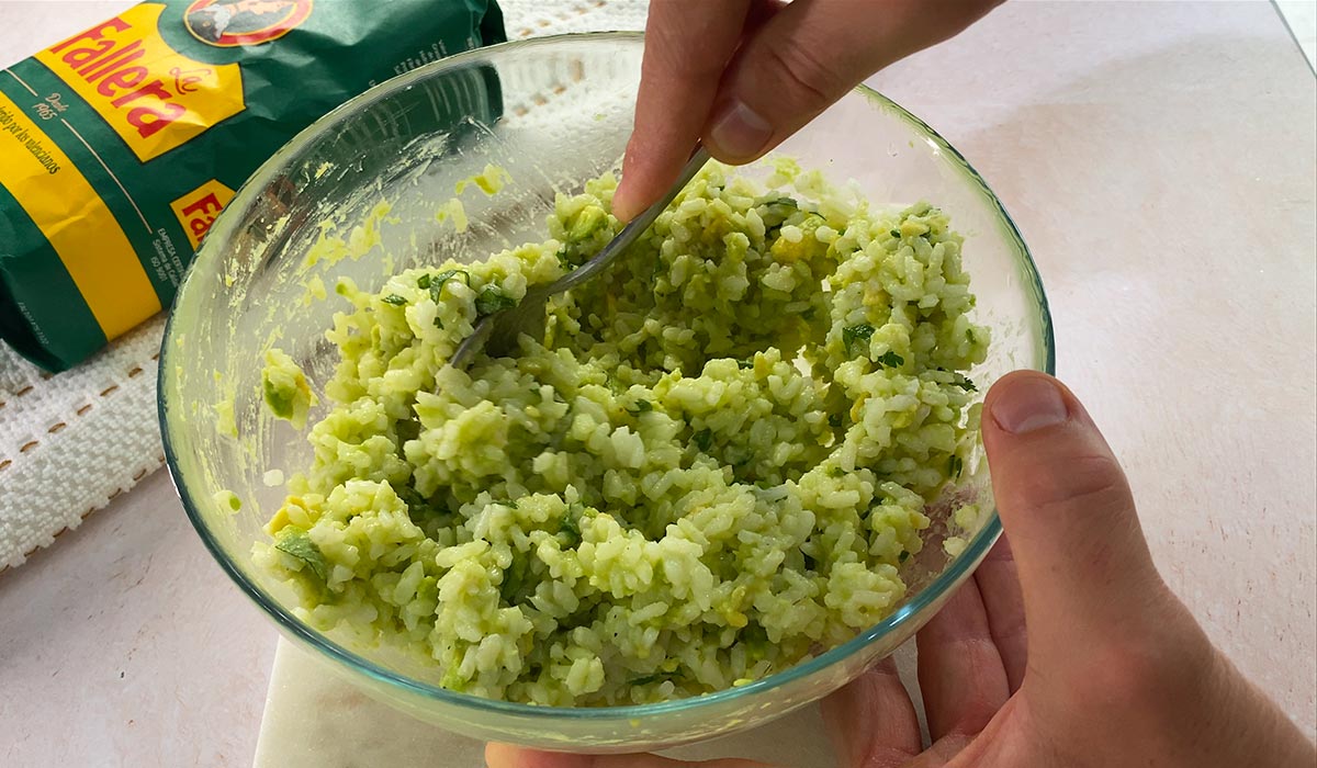 Mezclar arroz con aguacate