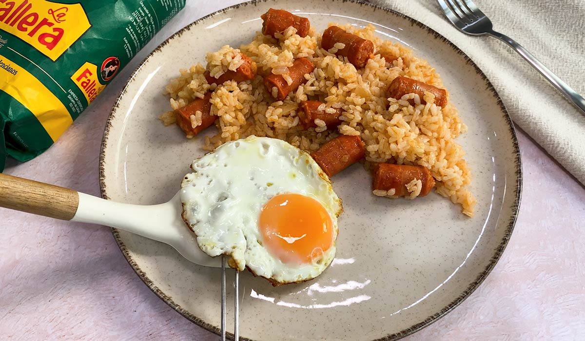 Huevo frito en Arroz con chistorra y huevo