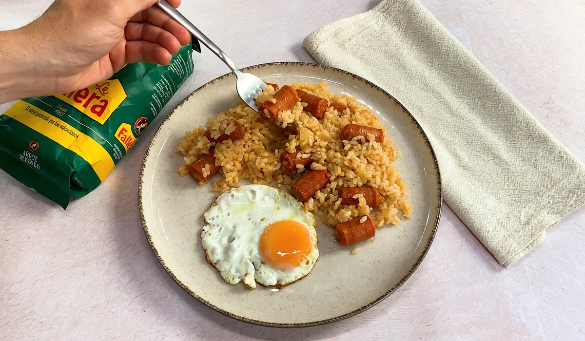 Servir Arroz con chistorra y huevo