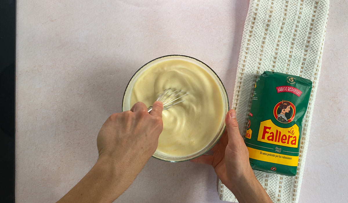 Incorporar harina de arroz a mezcla de tarta de arroz