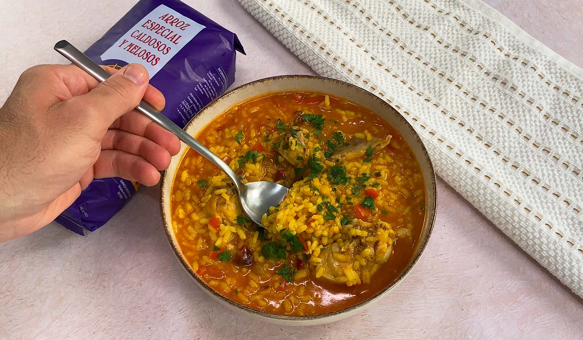 Presentación de Arroz con conejo caldoso