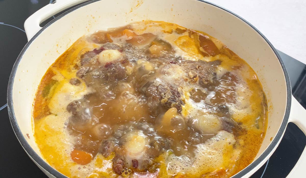 Cocinar rabo de toro para arroz con rabo de toro