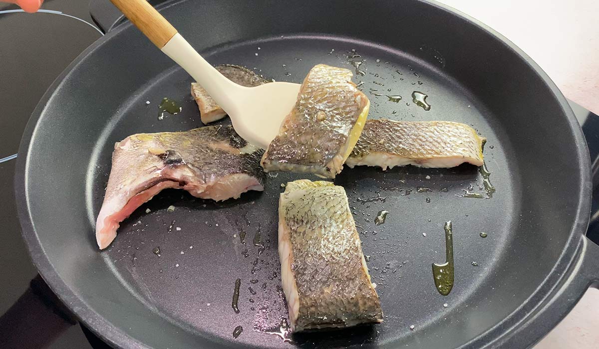 Cocinar corvina para arroz con corvina