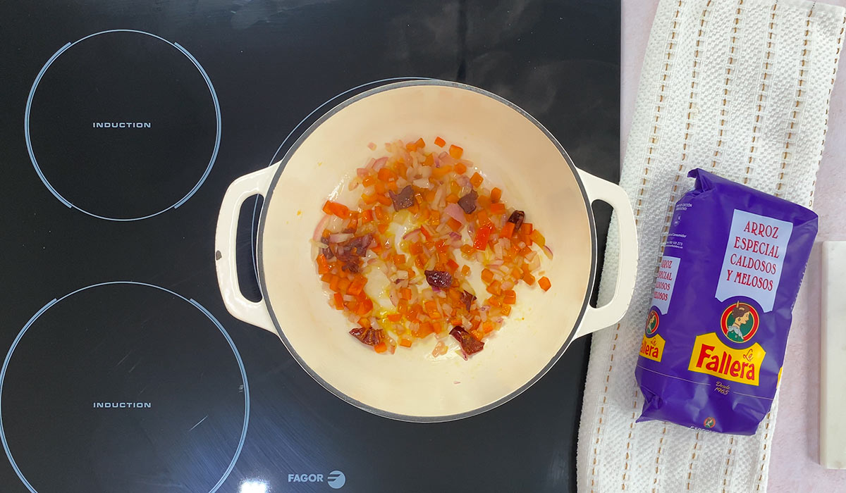 Sofreír verduras para Arroz con conejo caldoso