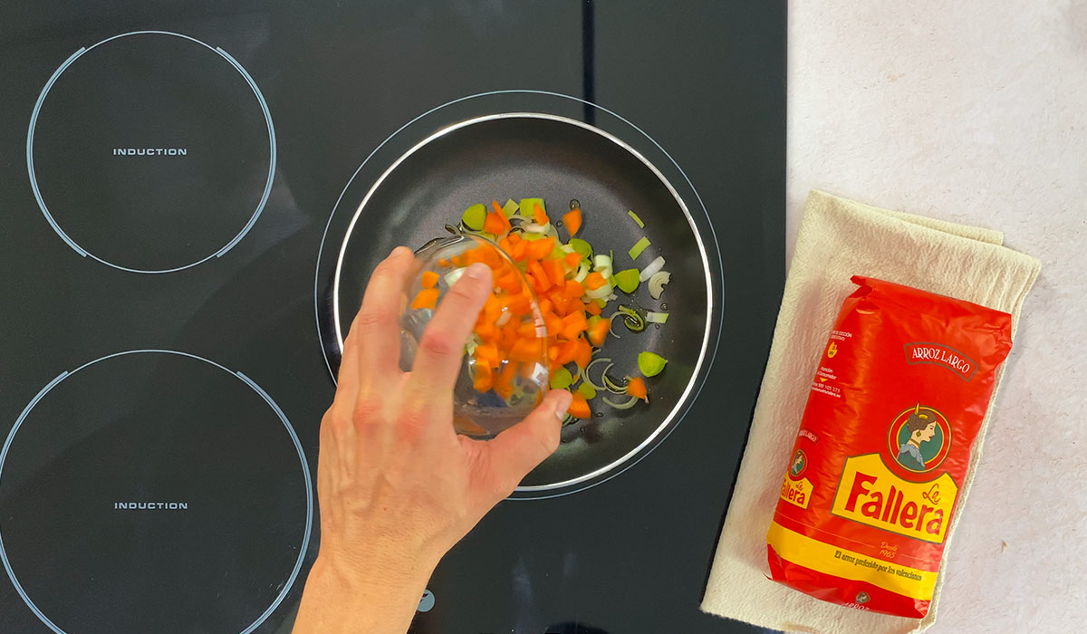 Sofreír verduras para Arroz frito con huevo