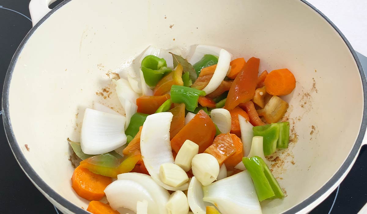 Sofreir Verduras para arroz con rabo de toro