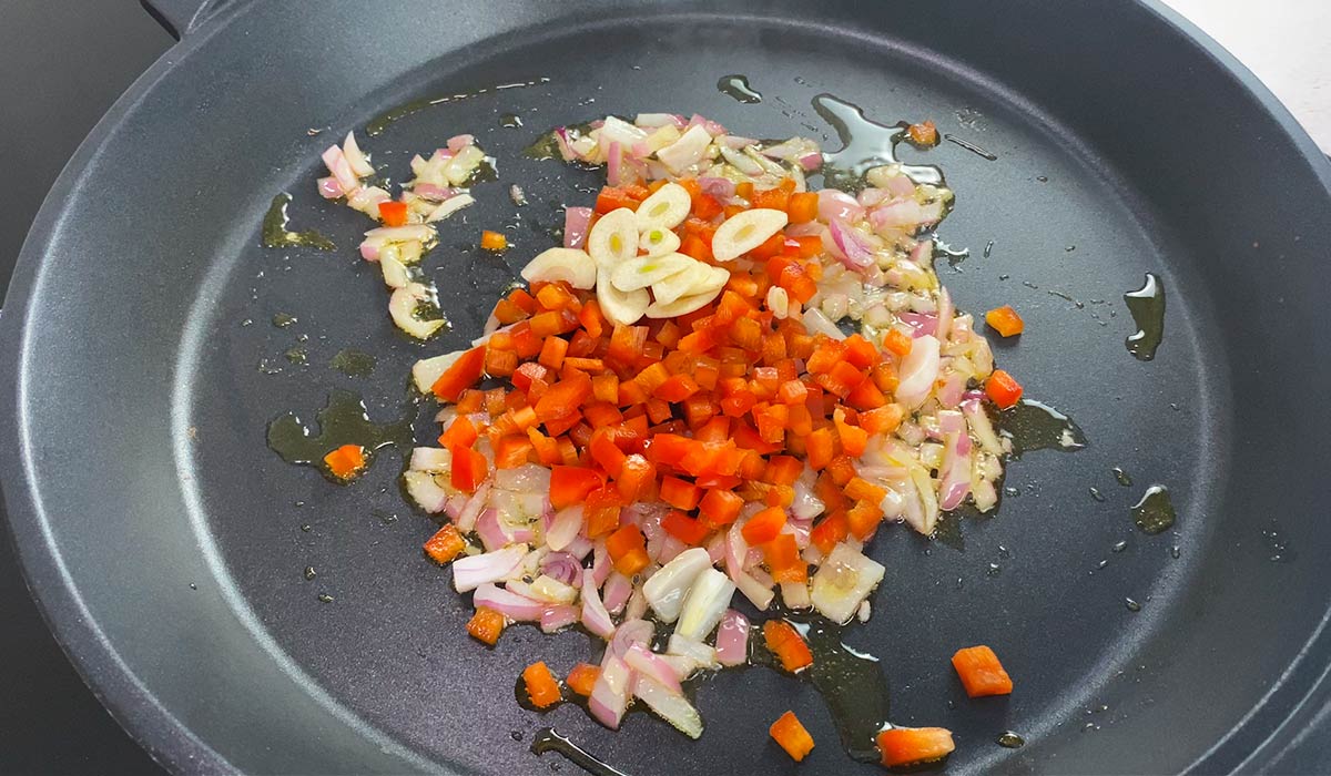 Sofreír verduras para Arroz con Cigalas y Rape