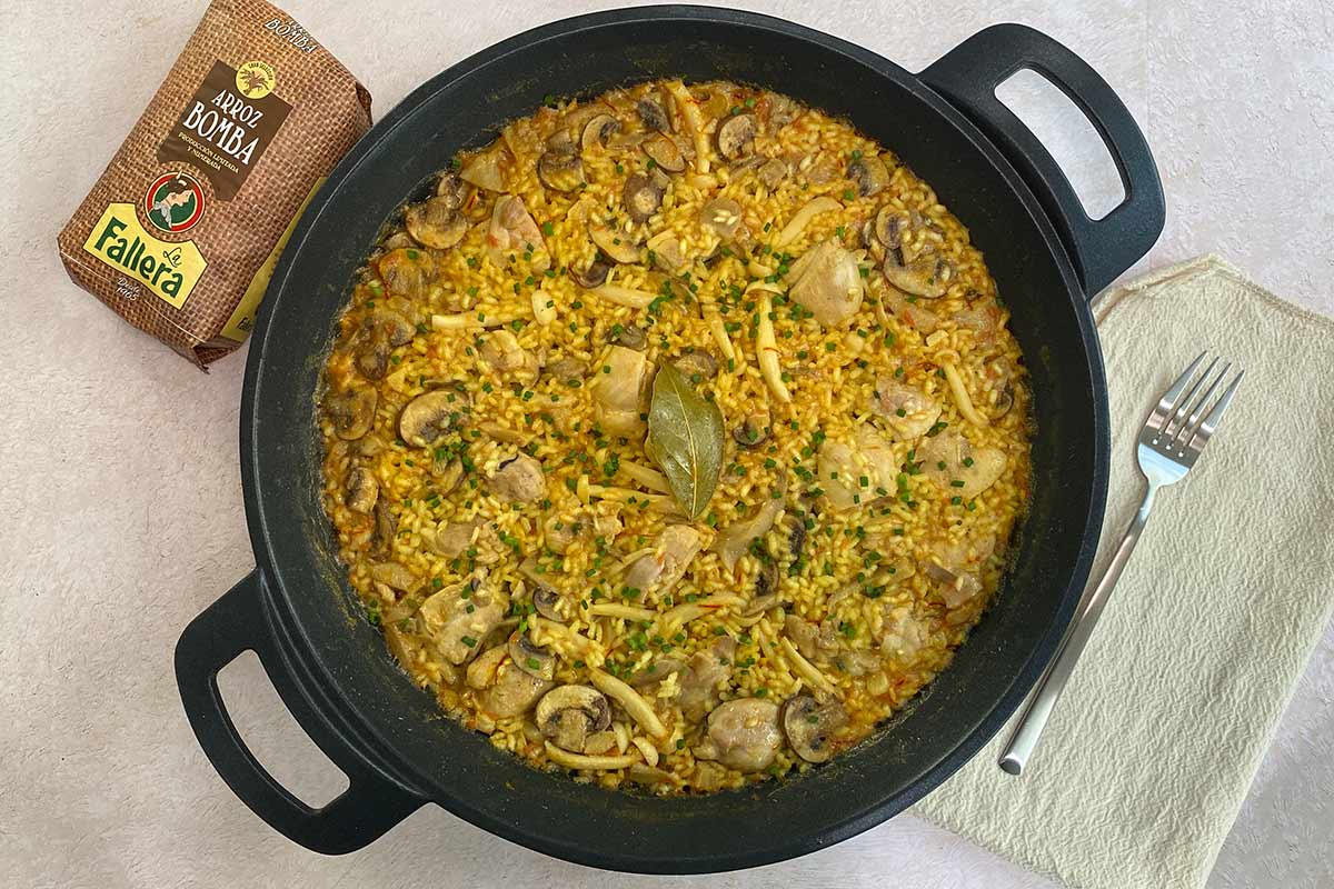 Presentación de arroz con pollo y setas