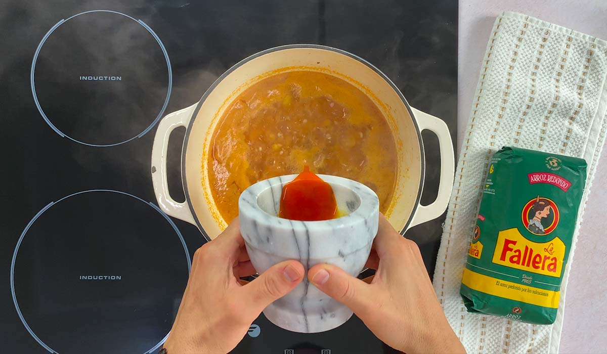 Arroz, caldo y azafrán en Arroz con pinchitos