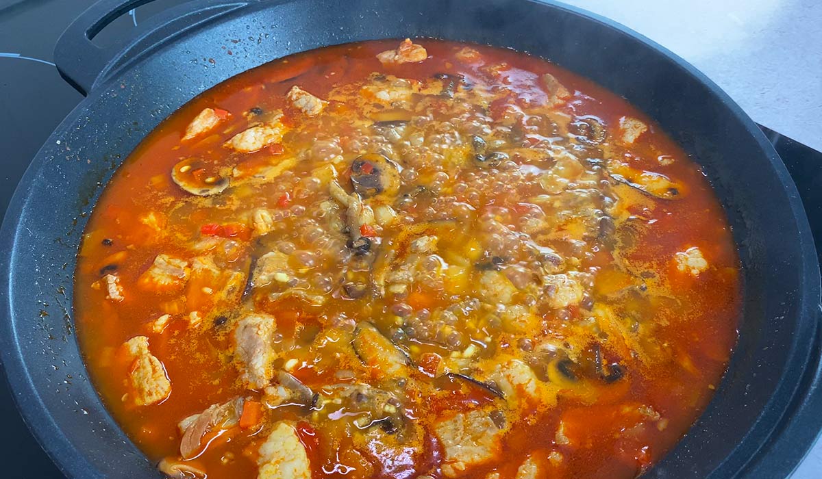 Caldo y azafrán en Arroz con secreto, setas y foei