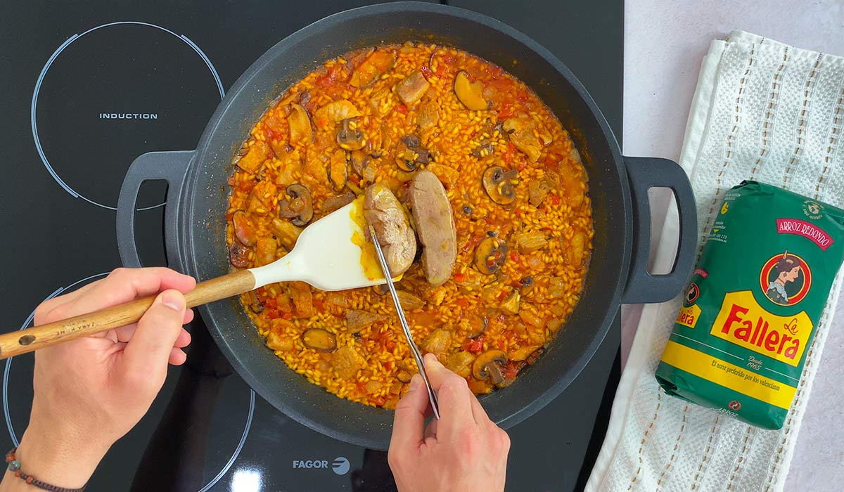 Colocar foei en Arroz con secreto, setas y foei