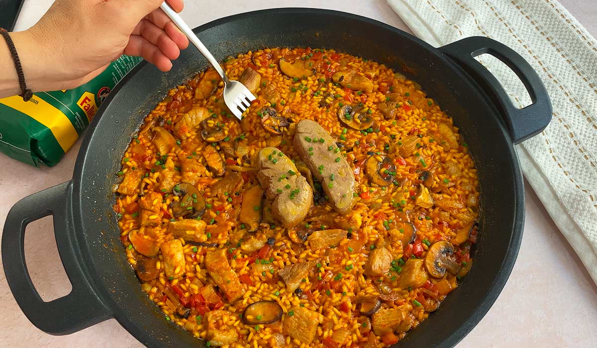 Presentación de Arroz con secreto, setas y foei