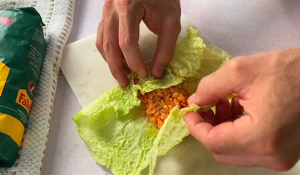 Hacer rollitos de col para col rellena de arroz