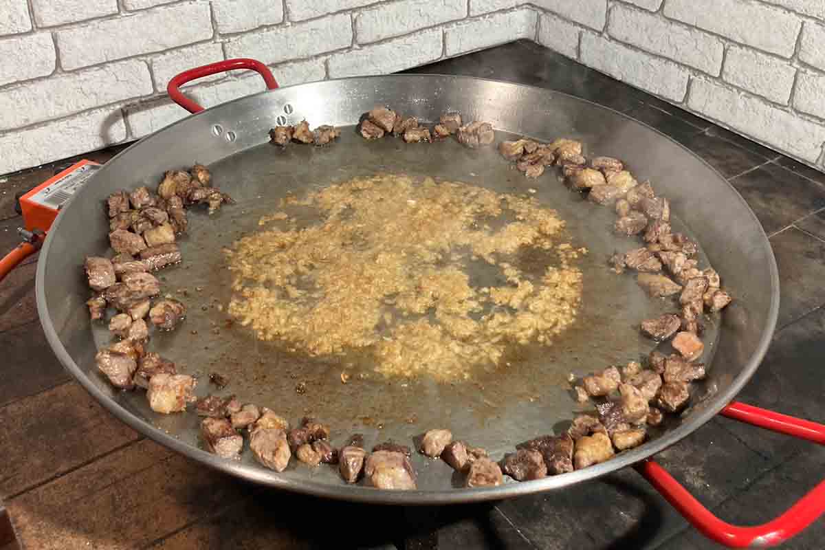 paso a paso arroz con ternera cebolla y cerveza