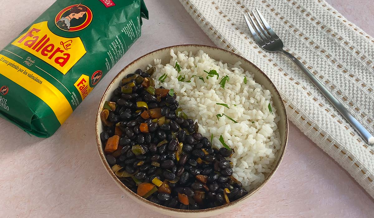 Presentación de Alubias negras con arroz 