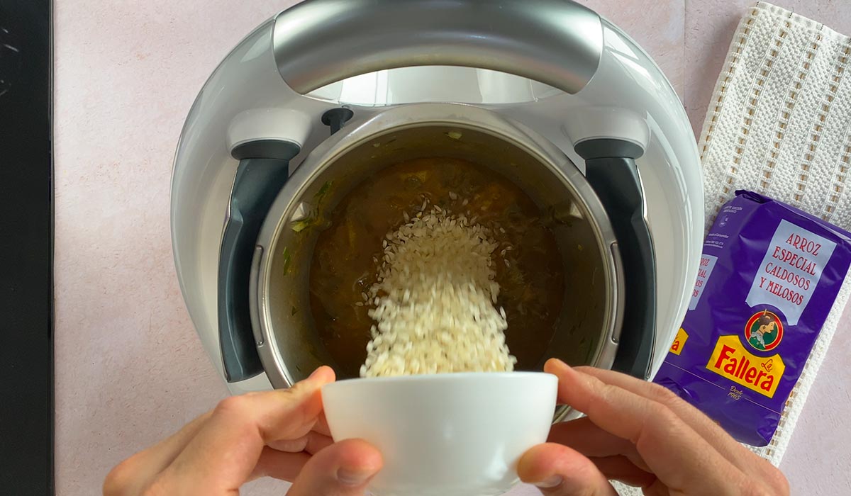 Añadir arroz en arroz con acelgas thermomix