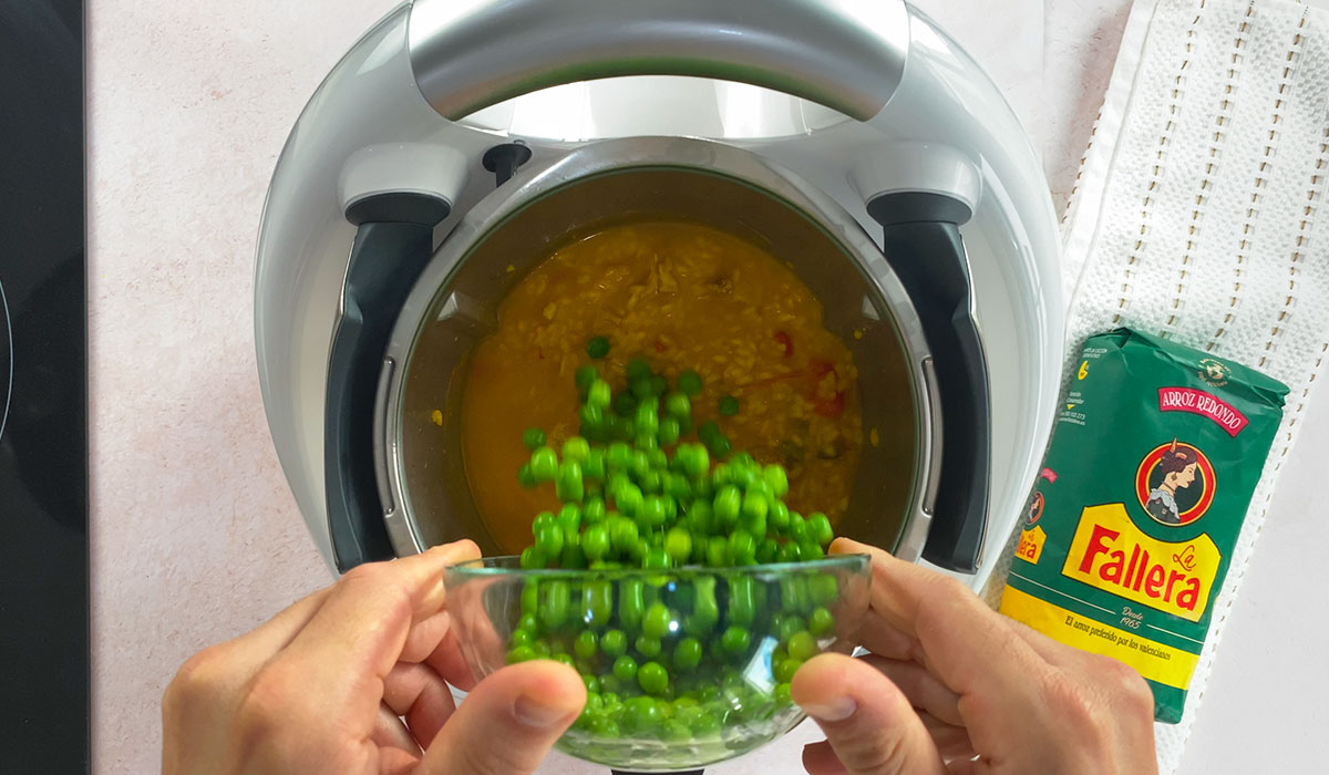 Añadir guisantes en arroz amarillo con pollo thermomix