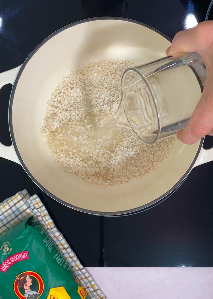 Precocer el arroz para arroz con leche asturiano