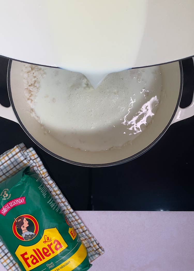 Verter leche para arroz con leche asturiano