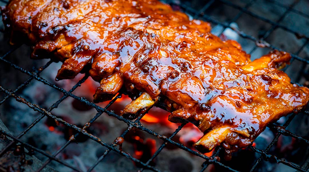 Cocinado de las costillas adobadas