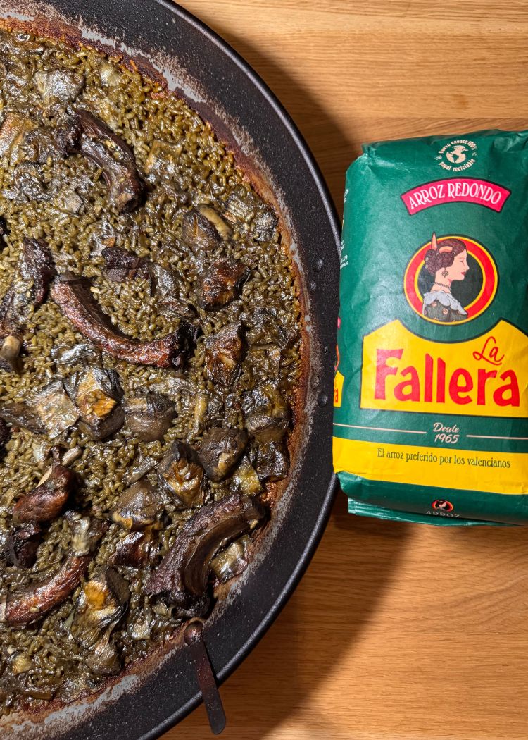 Presentación de paella de costillas y alcachofas