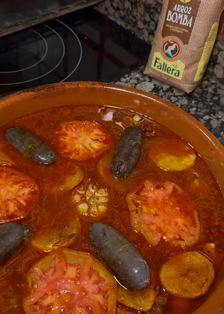 Verter caldo y vestir Arroz al horno con costillas