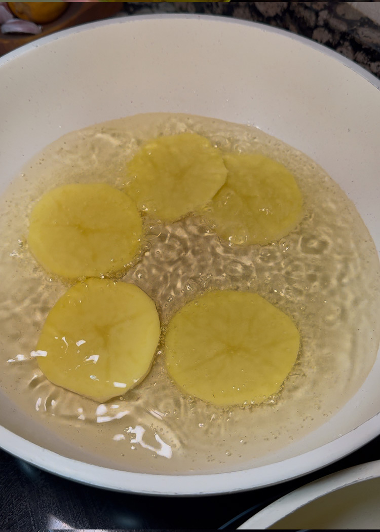 Fríe las patatas para Arroz al horno con costillas