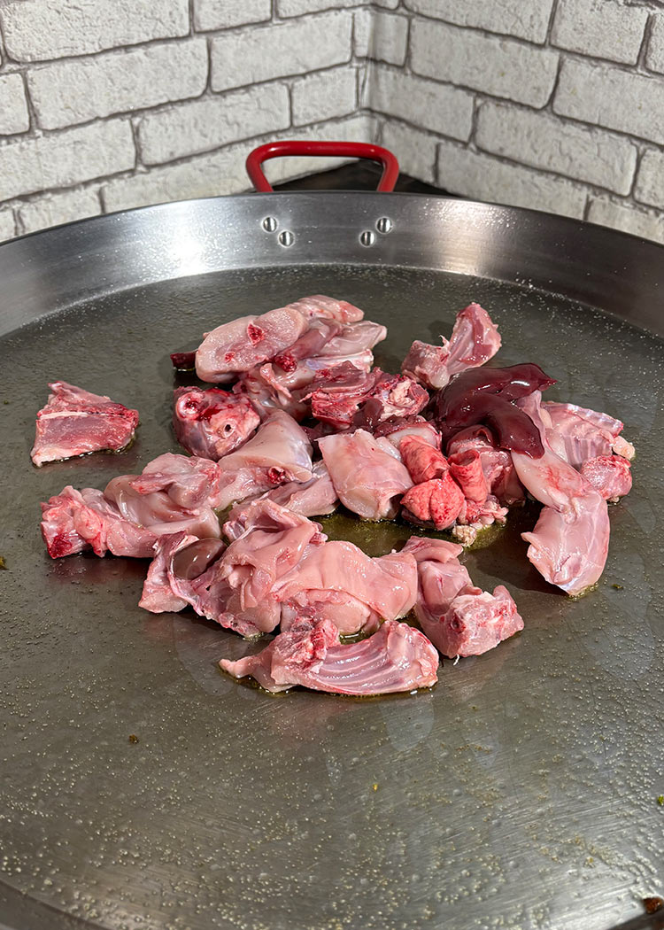 Dorar los conejos para Arroz con conejo y verduras