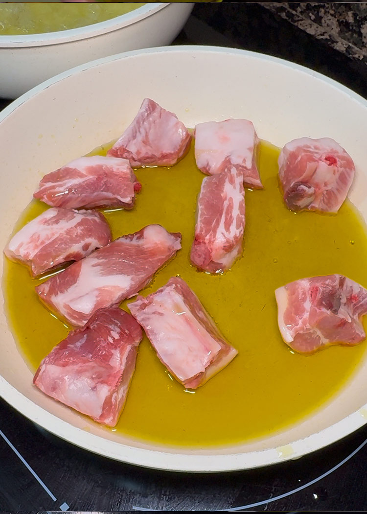 Dorar costillas para Arroz al horno con costillas