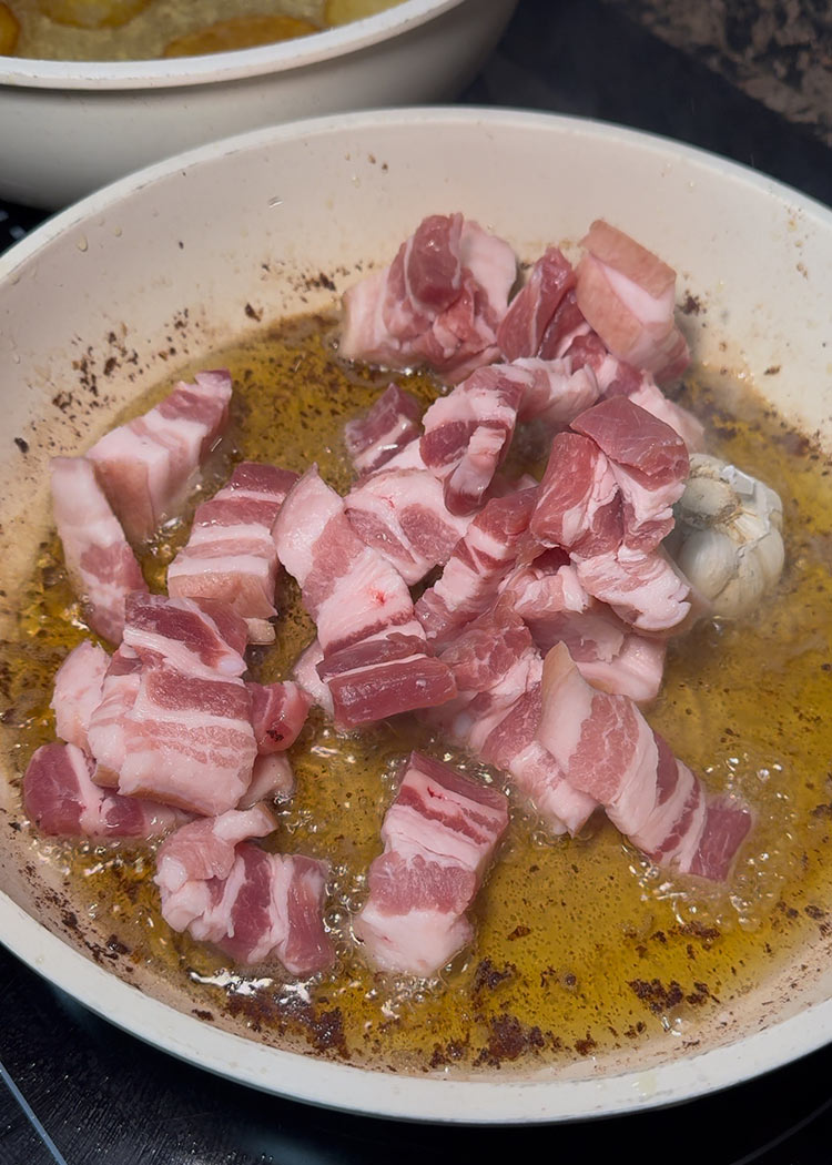 Dorar panceta para Arroz al horno con costillas