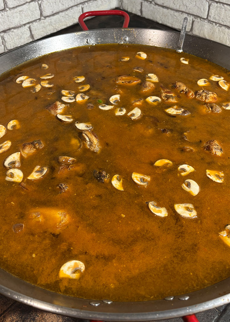 Verter agua a Arroz con conejo y verduras