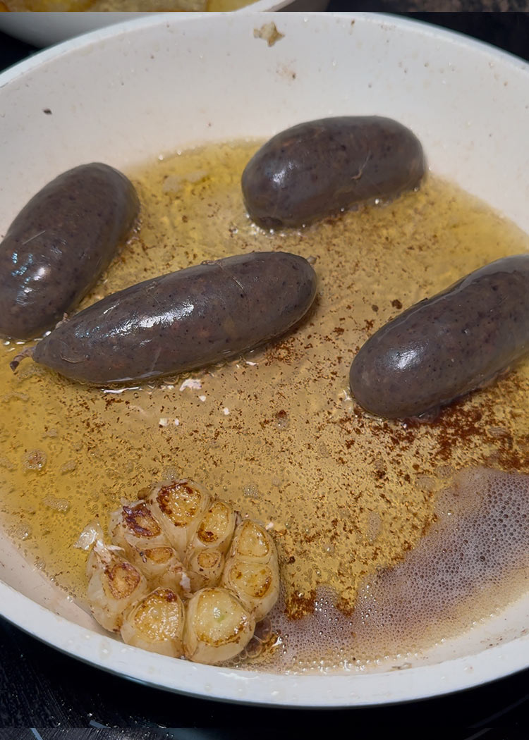 Dorar morcilla para Arroz al horno con costillas