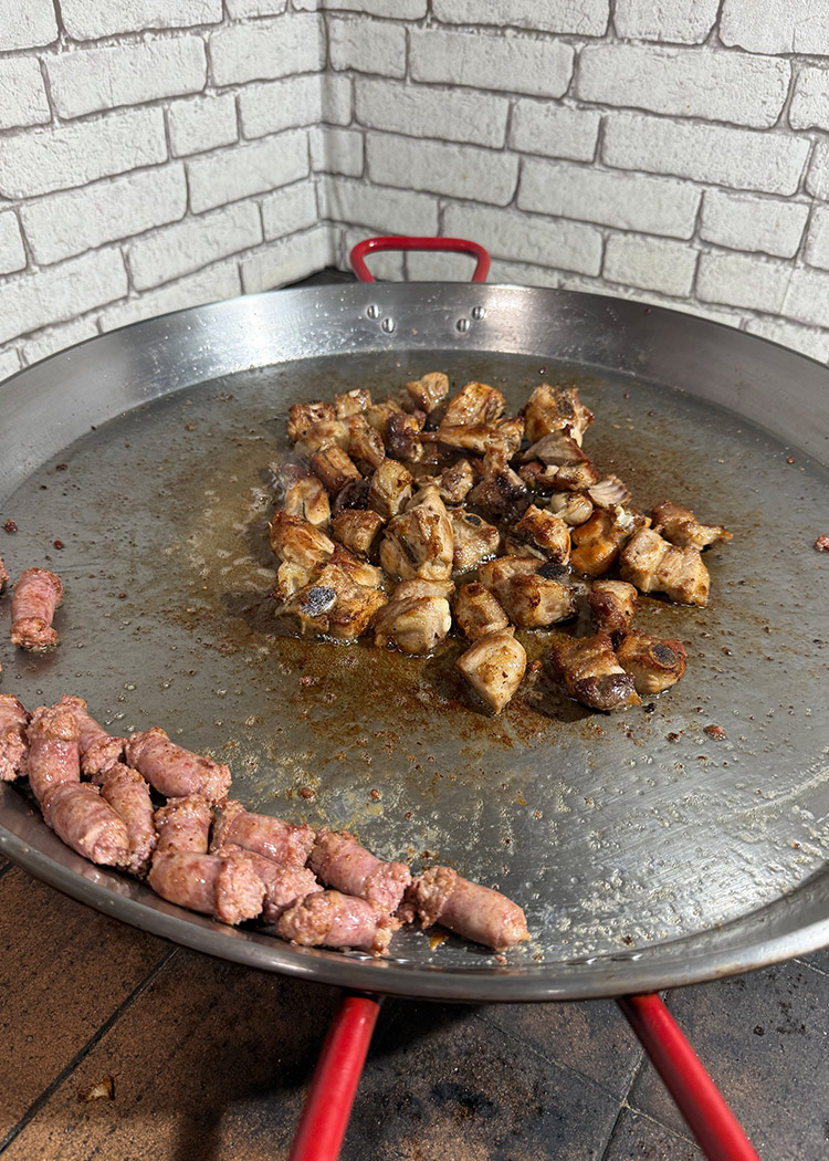 Dorar la carne para arroz montañés