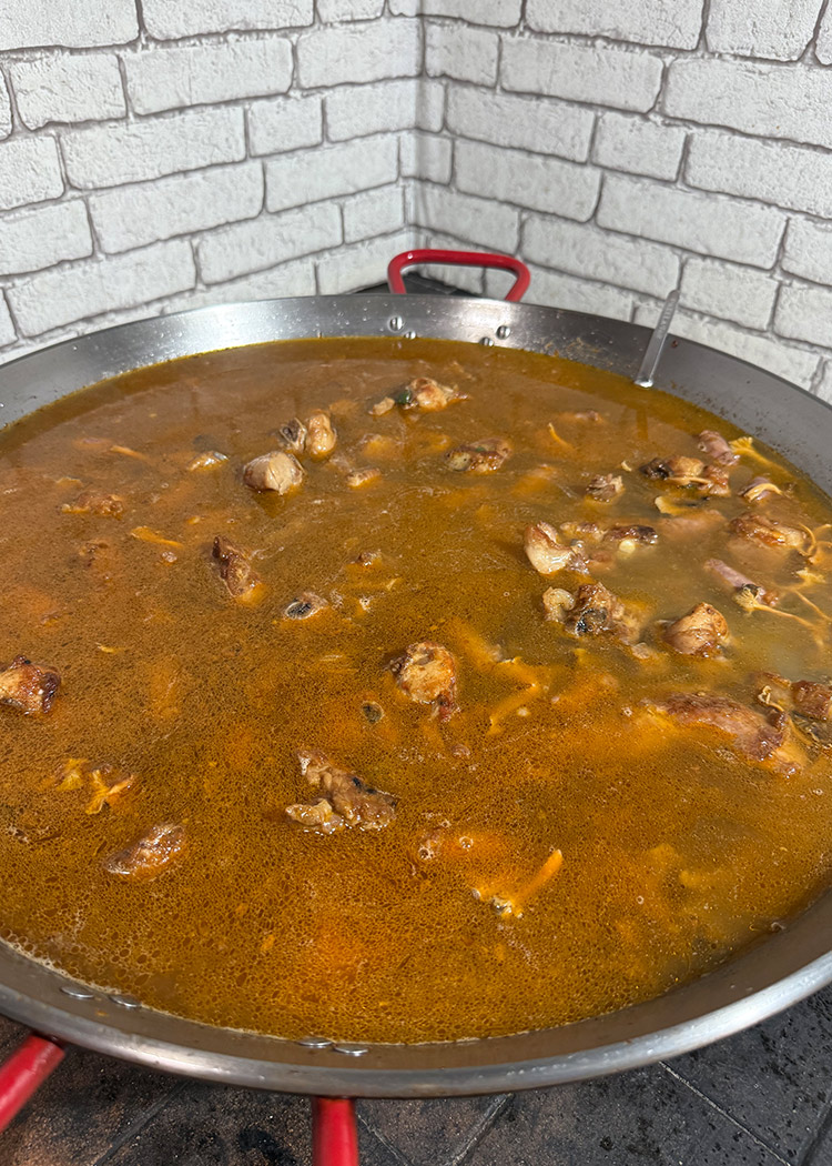 Añadir agua a arroz montañés